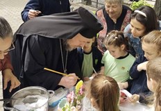 Първокласници от ОУ Иван Вазов продължиха традицията под благослова на