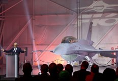 КАЛ И НЕБЕТия дни дочакахме доставката на първия самолет Ф 16