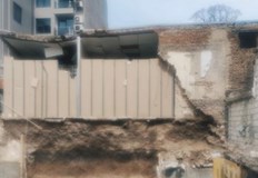 По чудо няма пострадали при срутване на стена в адвокатска