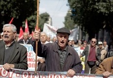 Възрастните хора настояват за предсрочно изплащане на пенсиите и връщане