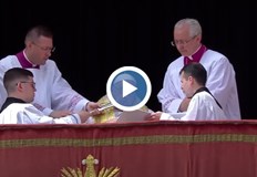 Светият отец носеше ръчно изработения подарък от визитата му в