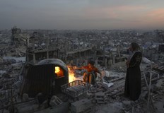 Според новинарската агенция палестинците са принудени да се сместват на