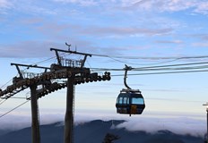 Един човек е тежко ранен а друг е в неизвестност