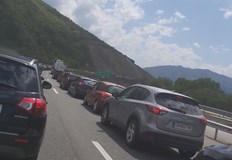 Движението в тунела се пропуска поетапно поради изключително интензивен трафикДвижението