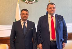 Ахмед Доган губи контрол над традиционни бастиониНевиждана вълна от политическо