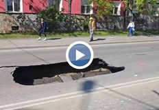 Локалното платно към Окръжна болница остава необезопасеноОгромна дупка с диаметър