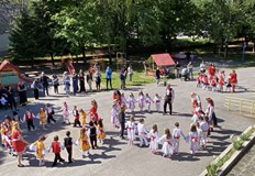 Малките участници пресъздадоха ритуали свързани с Лазаровден Цветница и ГергьовденДеца