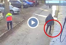 Служители на реда прикриват роднина след въоръжена заплаха на пътяДраматичен