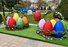 Пъстри великденски композиции оживяват центъра на Русе преди големите християнски