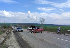 Мъжът е приет в болница със счупена ключица след сблъсък