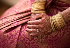 Двойката отмъкнала парите и бижутата предназначени за тържествотоИндийската полиция издирва