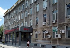 Кандидатите трябва да имат медицинско или икономическо образование с квалификация