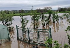 Над 100 къщи са наводнени с 2 3 метра вода след