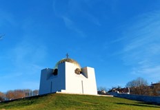 Кръгла маса и светещи в червено сгради как България