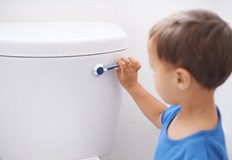 Педагогът получава предупреждение за освобождаване но остава на работаУчителка от