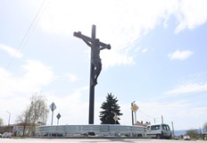 Внушителната религиозна инсталация е поставена на място с много катастрофи