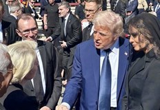 Двамата лидери проведоха неформална дискусия по време на траурната церемония