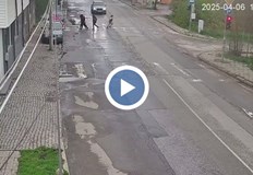 Шофьор премина на червен светофар и за малко не помете