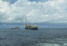 Плавателният съд част от сенчестия руски флот е натоварен със