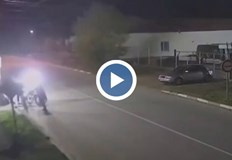 Случаят е документиран на видео показва как водачът не спира