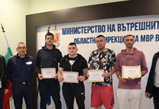 Младите мъже получиха признание за проявена доблестВ борбата с телефонните