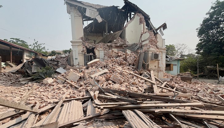 Спасителните операции са затруднени от срутени сгради и пропаднали пътища