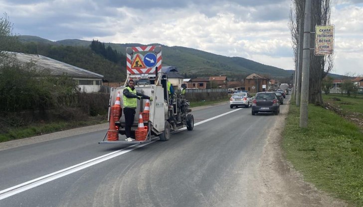 АПИ монтира разделителни колчета по 2,9-километрова отсечка от път I-4 за предотвратяване на рискови изпреварвания