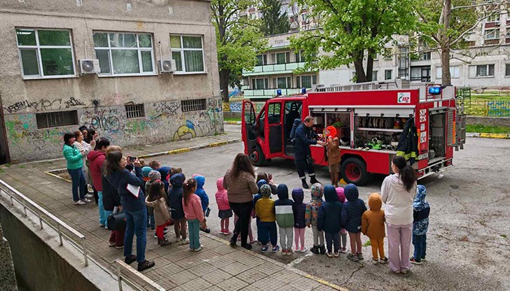 Малчуганите от четвърта група се запознаха отблизо с  пожарникарска техника и оборудване