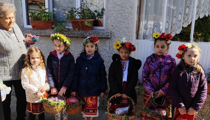Момичетата пяха обредни песни и благославяха за здраве