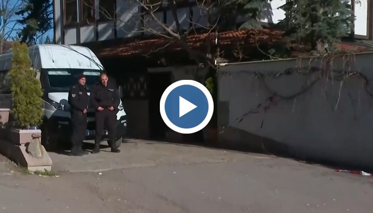 Полицейското присъствие около сградата е намалено