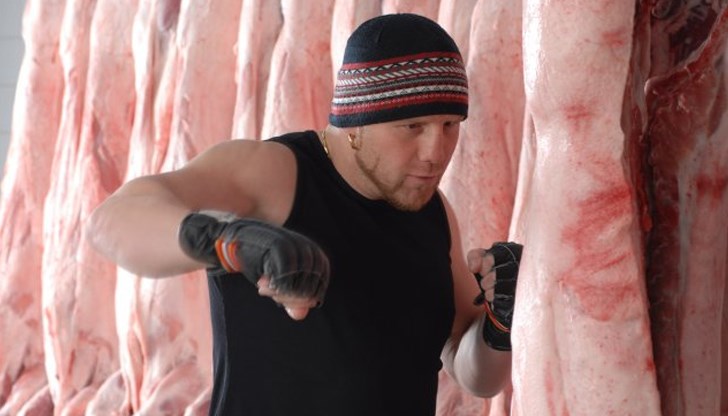 Съпругата на боксьора разкри, че има 10 счупени ребра и увреден бял дроб