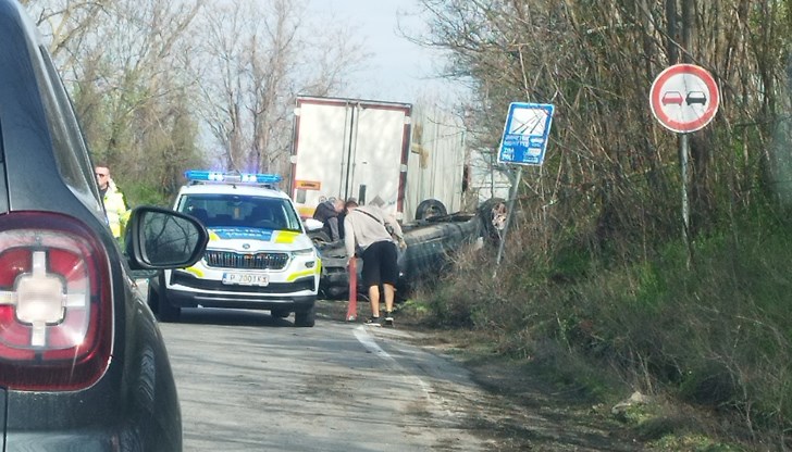 Лек автомобил се обърна по таван край разклона за село Пиргово