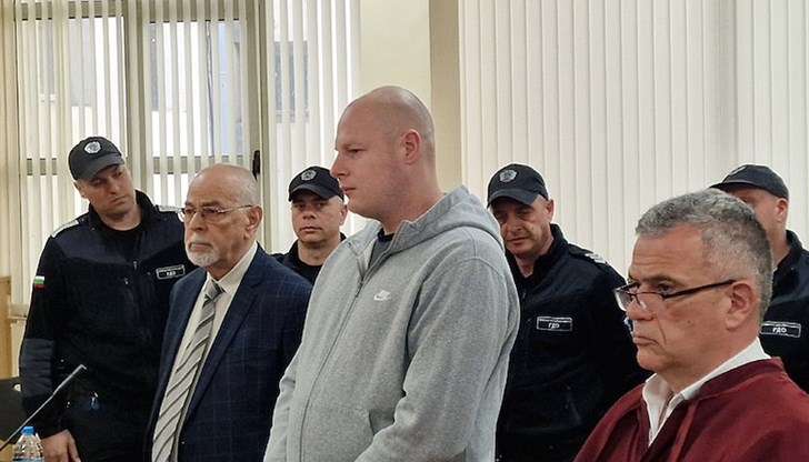 Обвиненият за убийството в Цалапица се просълзи в съдебната зала Обвиненият за убийството в Цалапица се просълзи в съдебната зала