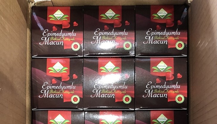 Шофьорът се опитал да замаскира нелегалната стока между мебели, докарани от Турция