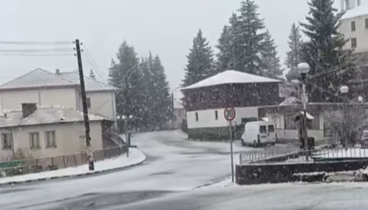 Снежна покривка затрудни достъпа до туристическите маршрути в Родопите