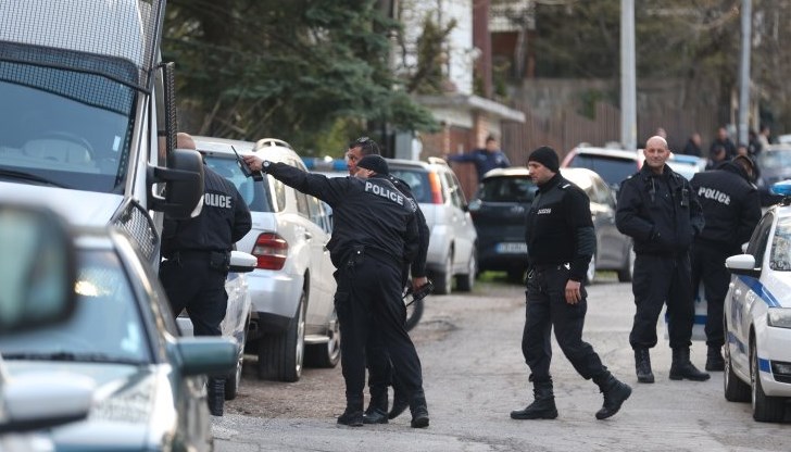 Сред оръжията е и автомат "Калашников" Сред оръжията е и автомат "Калашников"