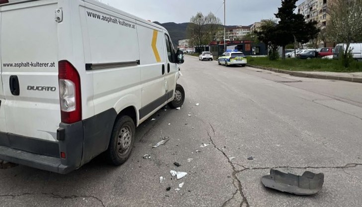 Районът остава труднопроходим заради разпръснати отломки