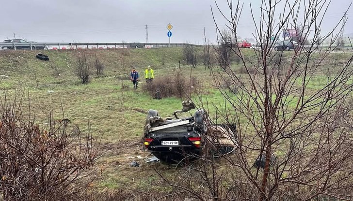 Шофьори спасиха пътниците от преобърнатия автомобил край Костенец