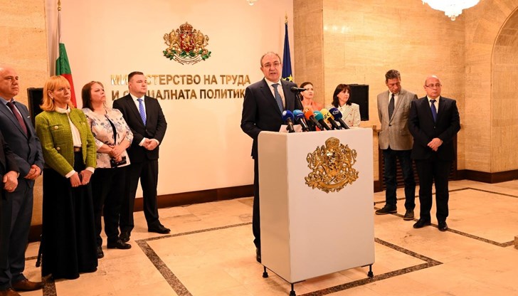 Борислав Гуцанов обещава по-високо обезщетение за майчинство и стимули за връщане на работа Борислав Гуцанов обещава по-високо обезщетение за майчинство и стимули за връщане на работа