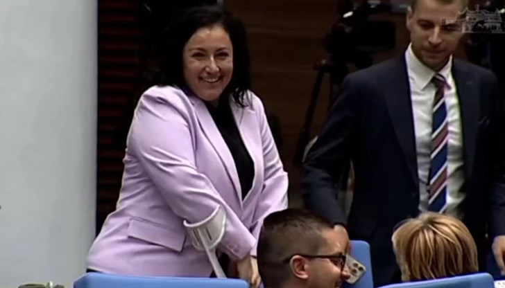 Депутатката от ГЕРБ получи аплодисменти в пленарната зала