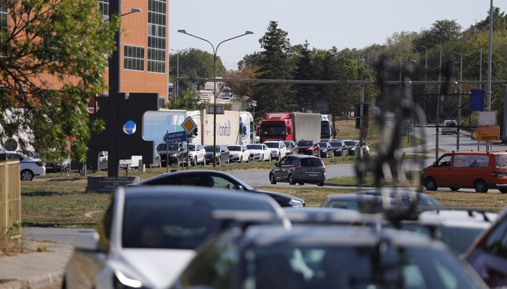 Въпреки ремонта на Дунав мост, 90% от влезлите в Русе коли тази сутрин са румънски