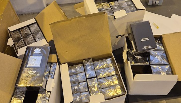 Задържани са и десетки адаптери, зарядни устройства и външни батерии заради съмнения за фалшификати