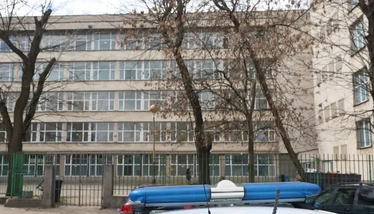 Десетокласник падна от 4-ия етаж на столична гимназия Десетокласник падна от 4-ия етаж на столична гимназия