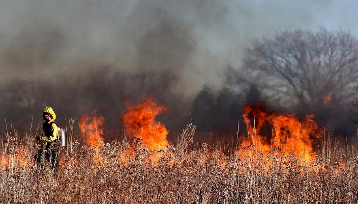 Бурен вятър разнася огъня, започнала е спешна евакуация на застрашените райони Бурен вятър разнася огъня, започнала е спешна евакуация на застрашените райони