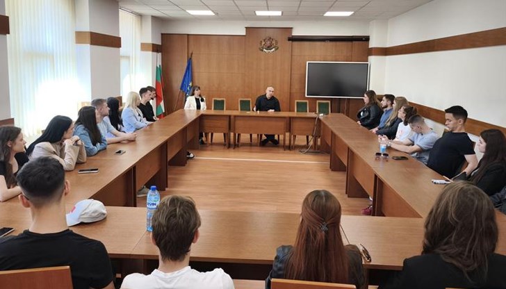 Зам.-председателят на съда проведе първата среща с бъдещите юристи Зам.-председателят на съда проведе първата среща с бъдещите юристи