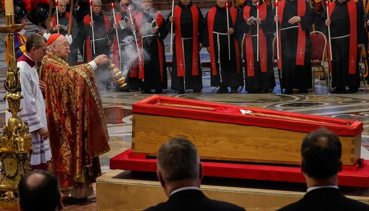 Светът се подготвя за мащабно погребение на духовния лидер този уикенд