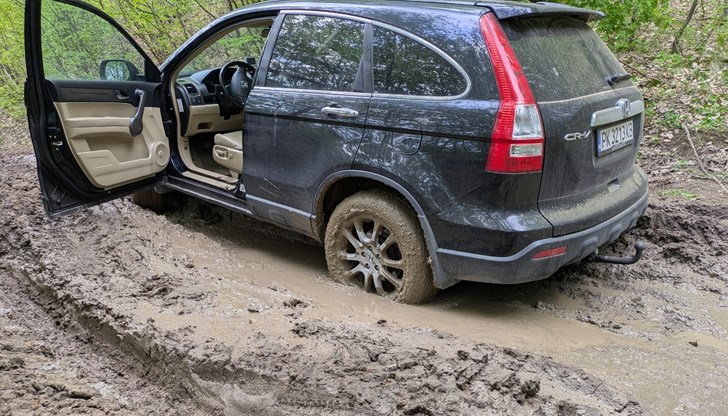 Неподготвена шофьорка се изгуби по пътя към Дивотинския манастир "Св. Троица" Неподготвена шофьорка се изгуби по пътя към Дивотинския манастир "Св. Троица"