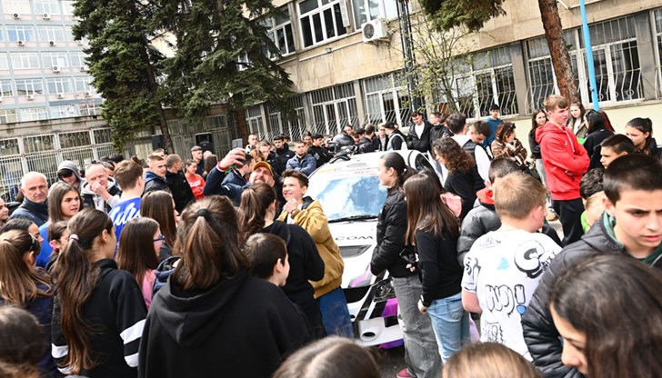 Инициативата обхваща ученици от 10 до 12 клас в цялата страна