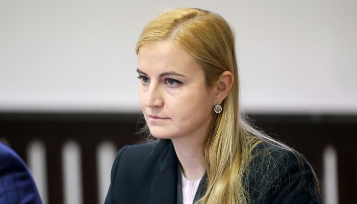 След период на споделено ръководство, регулаторът избра постоянен председател