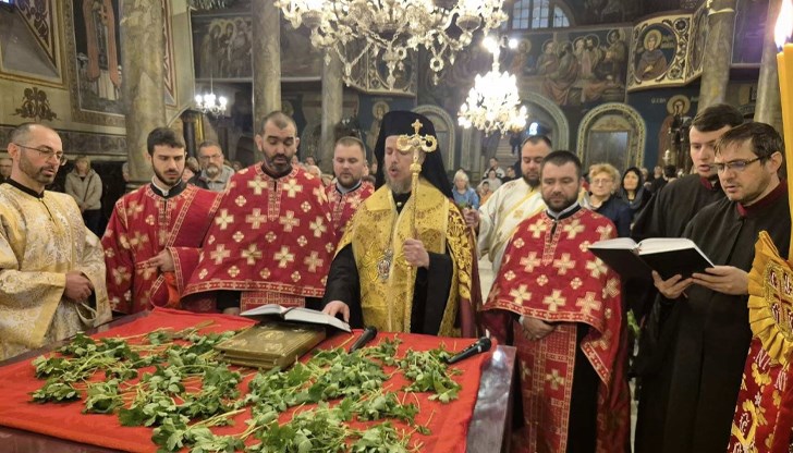 В катедралния храм „Св. Троица" бе извършено тържествено богослужение с изнасяне на плащаницата, символизираща гроба Господен